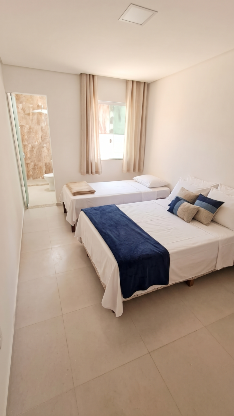 village-barra-do-jacuipe-dormitorio-com-duas-camas.webp)